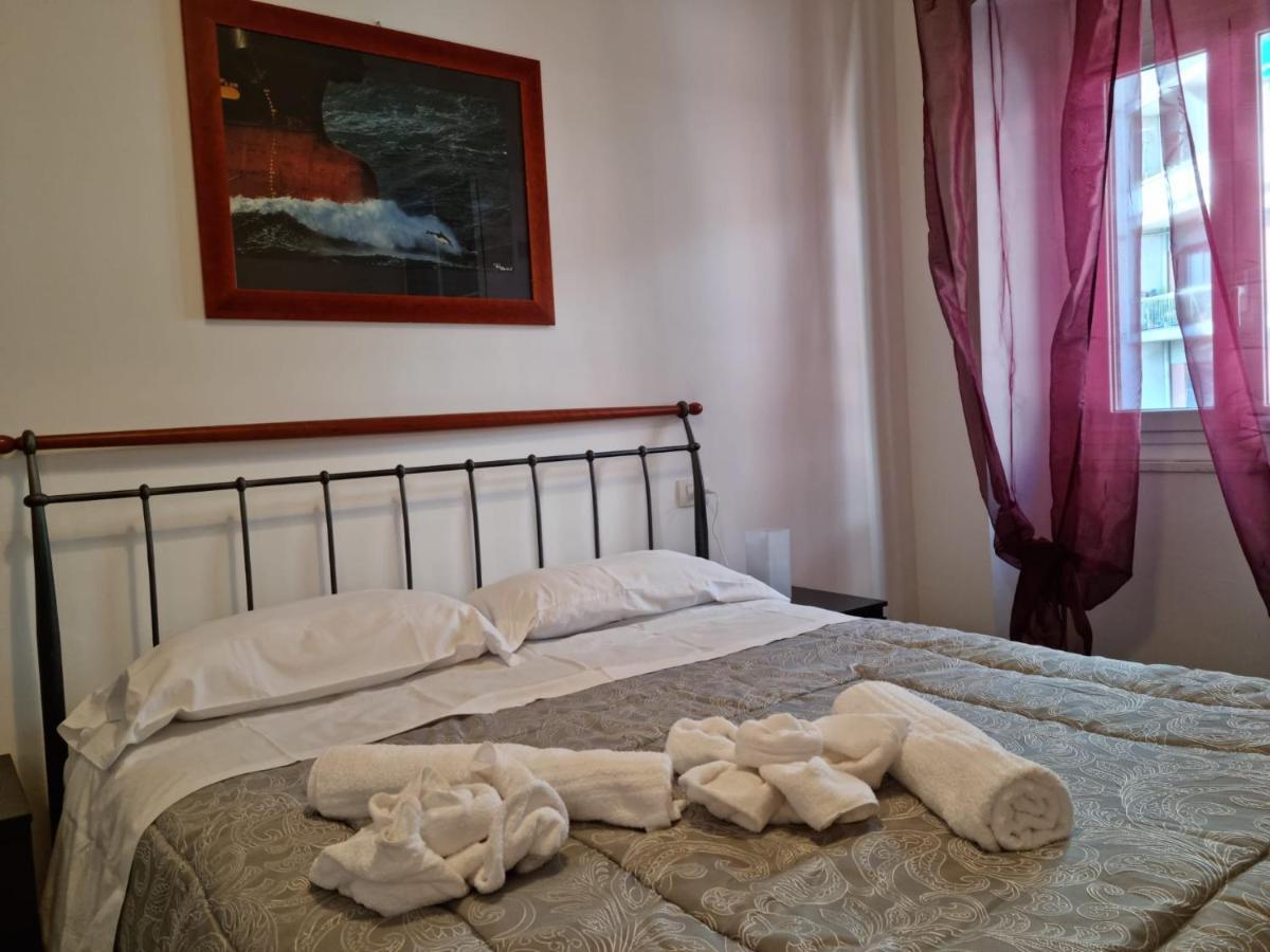 Wow Home 2 - 175 Mq - Posteggio Privato - Davanti Porto Traghetti - Fino A 10 Posti Letto - Balcone Genua Buitenkant foto